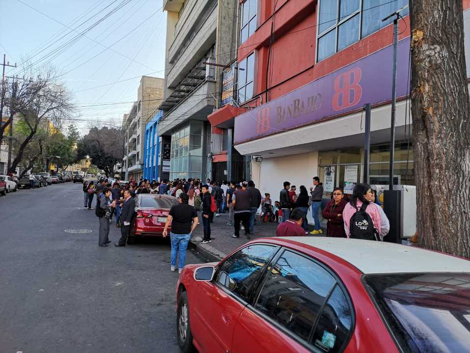 Debido al sismo, decenas de personas desalojaron inmubles en la CdMx. (Jorge Becerril)