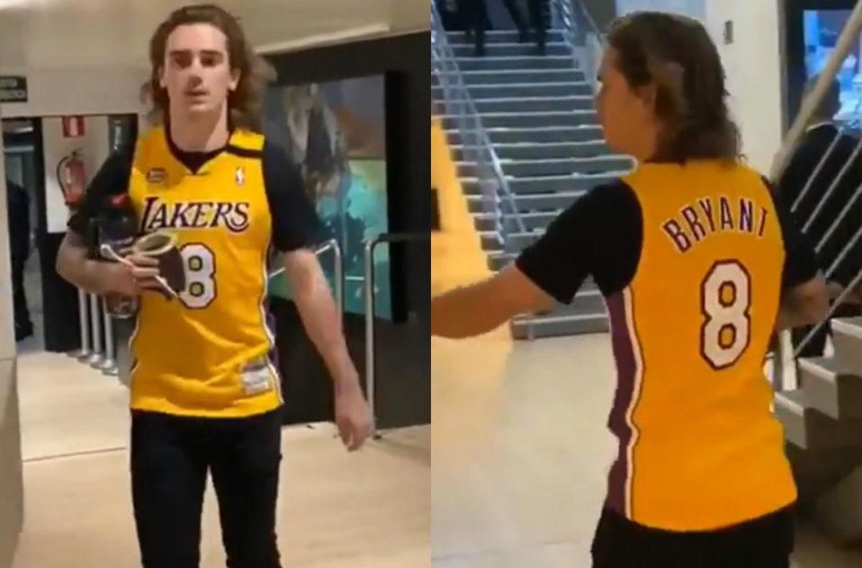 Antoine Griezmann llega al Camp Nou con el jersey de Kobe Bryant (Twitter @@FCBarcelona_es)