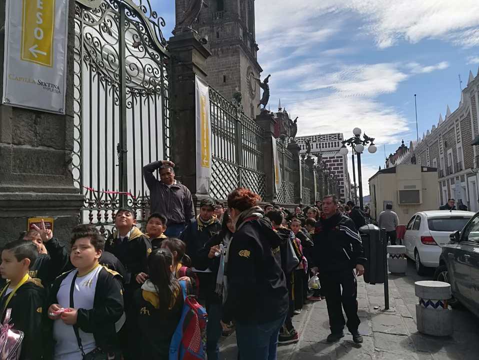 Aprovecha poblanos y turistas últimos días de la réplica de la Capilla Sixtina en Puebla. (Angélica Tenahua)