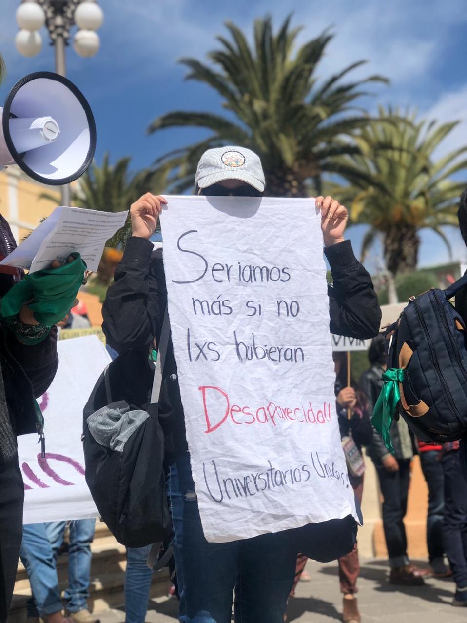 Contingente estudiantil pide la aparición con vida de sus compañeros. (Cortesía)