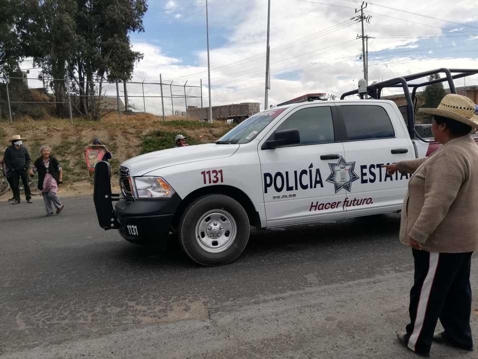 Habitantes de Zacatepec cierran la federal Huejotzingo - Cholula. (Especial)