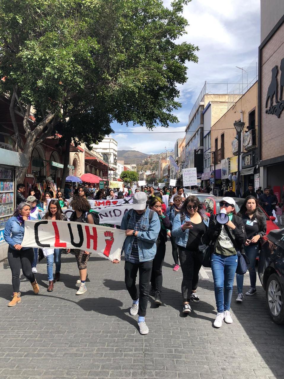 Manifestación estudiantil por la ola de desapariciones y feminicidios en Hidalgo. (Cortesía)