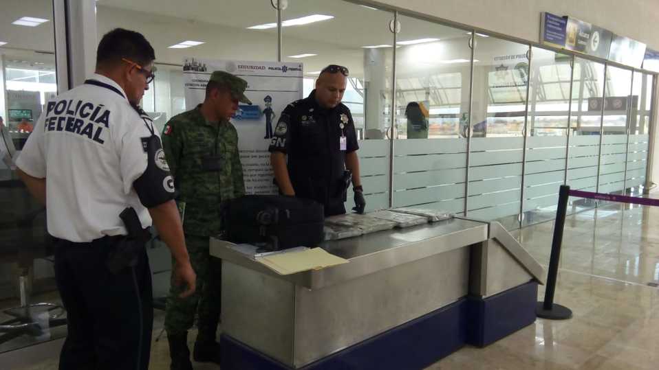 Los 140 mil dólares fueron encontrados en el equipaje de mano de un hombre. (Abrahan Jiménez)