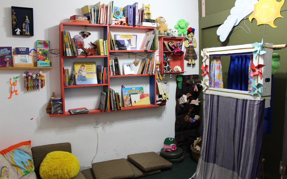 Para niños y niñas que gustan de cuentos, pueden estar en la sala de biblioteca de la Casita "Iguamira". (Liliana Yañez)
