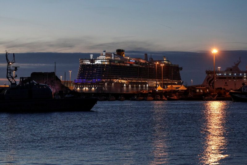Los pasajeros permanecieron toda la jornada del jueves bloqueados dentro del crucero Costa Smeralda. (AP)