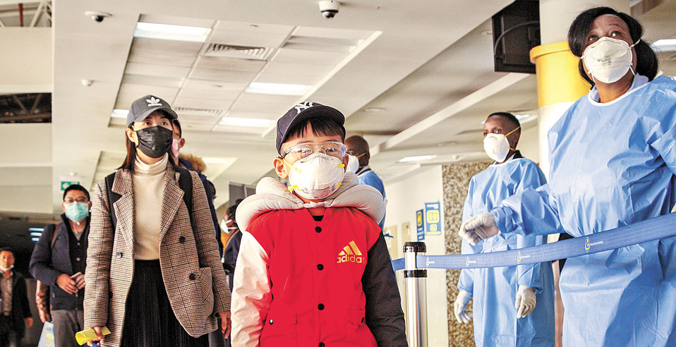 Pasajeros procedentes de Asia son observados en el aeropuerto de Nairobi, Kenia. (AP)