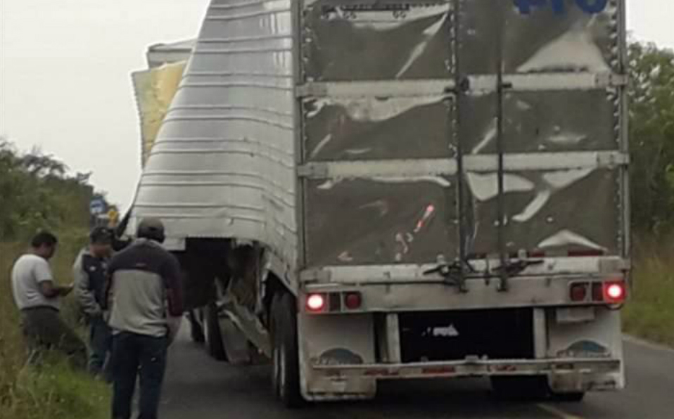 Rapiñan a tráiler de cerveza en Pánuco (Foto/CORTESÍA)