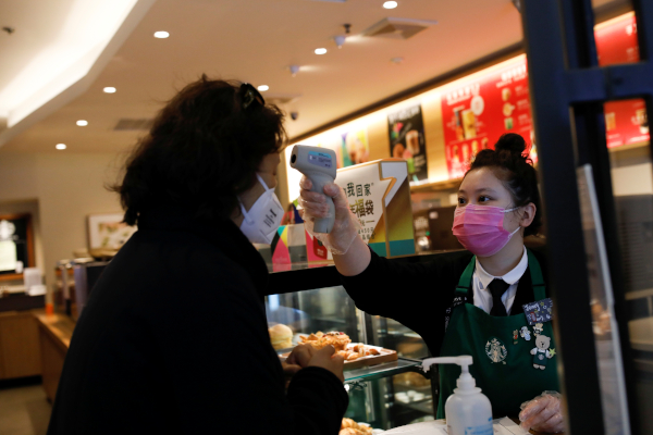En las tiendas de China, usan termómetros para verificar la temperatura de los clientes. |Reuters