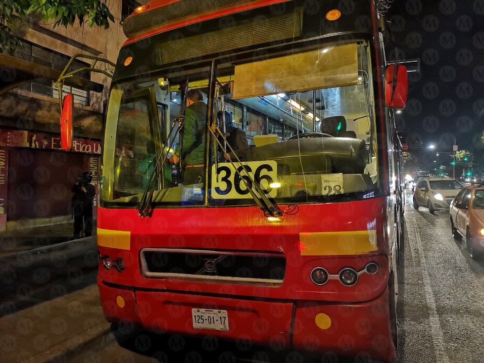 La unidad del Metrobús embistió al auto en avenida Xola. (Jorge Becerril)
