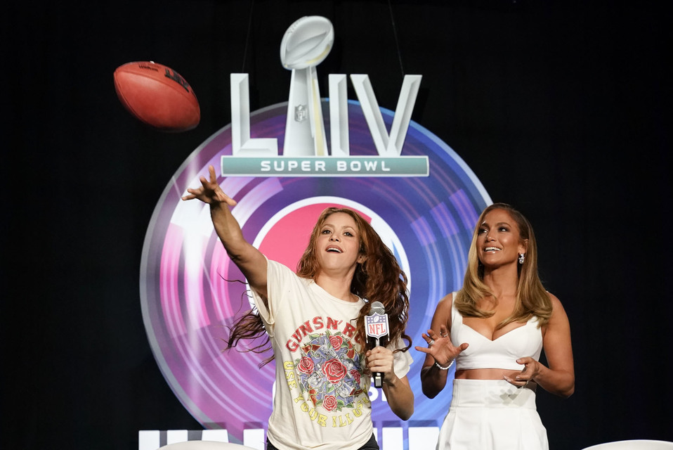 Las cantantes se unieron a la emoción del futbol americano, lanzando algunos pases a los reporteros. (AP)