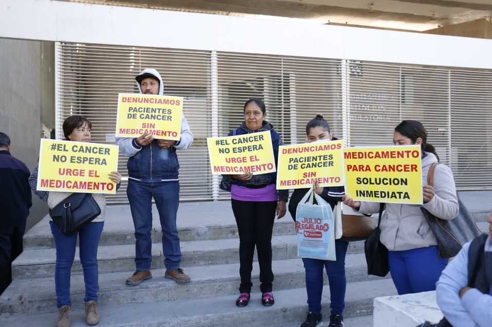 Familiares de enfermos y quienes lo padecen se colocaron en la explanada con pancartas. (Rolando Riestra)
