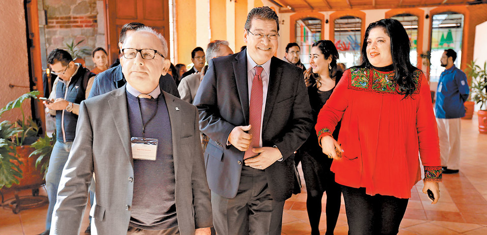 La funcionaria con el gobernador de Tlaxcala, Marco Antonio Mena Rodríguez, al llegar a la Reunión Nacional de Centros INAH. (Jesús Quintanar)