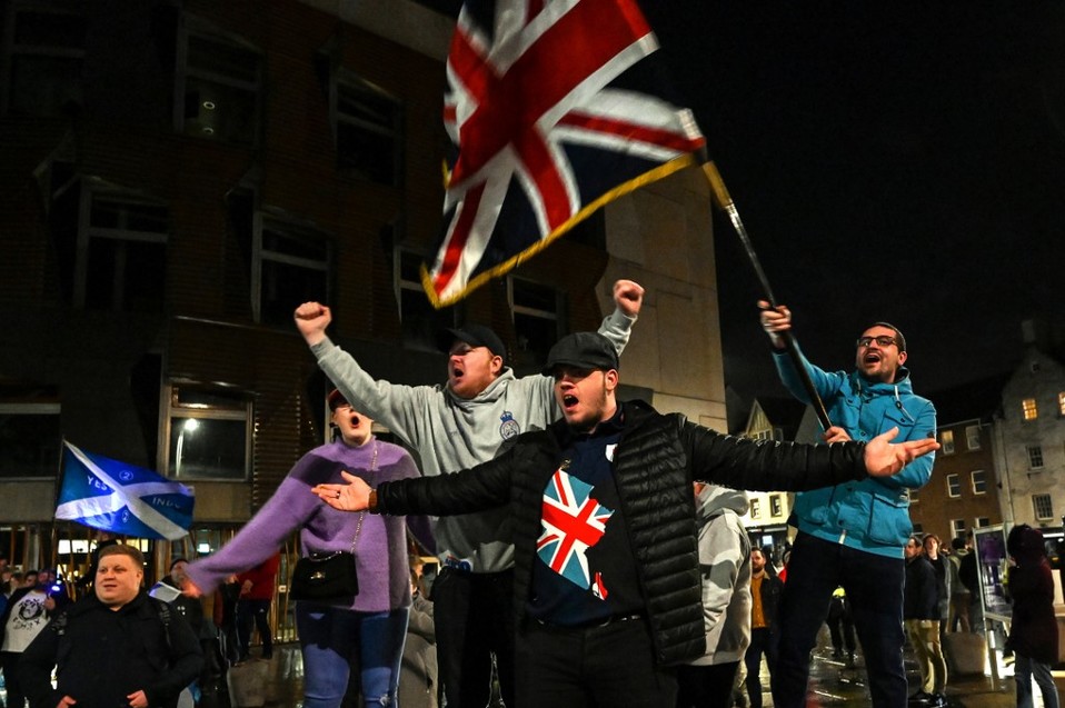 Manifestantes pro-Brexit celebran la salida del Reino Unido de la Unión Europea en Edimburgo, Escocia. (AFP)