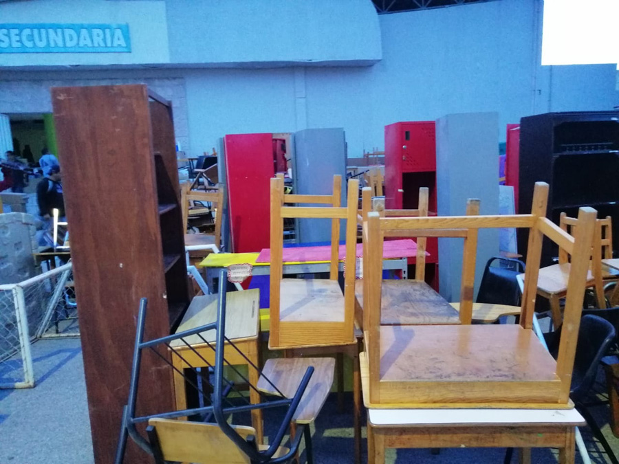 Todo tipo de material escolar se podía apreciar a las afueras del colegio. (Jorge Maldonado)