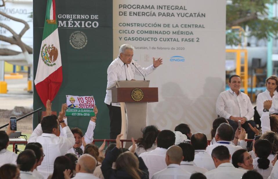 Andrés Manuel López Obrador dijo que se revisarán los contratos de los trabajadores. (Jorge Carballo)