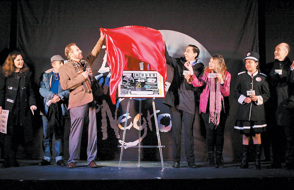 El elenco develó el billete conmemorativo. (Alfonso Manzano)