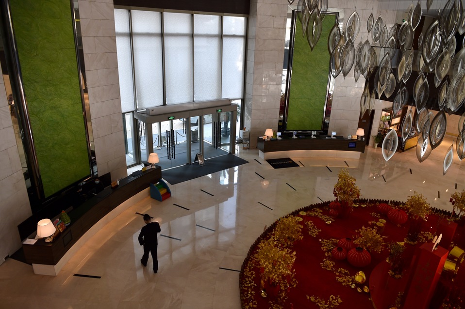 El hotel recibe cientos de clientes, pero ahora sólo tiene 20 personas | AFP