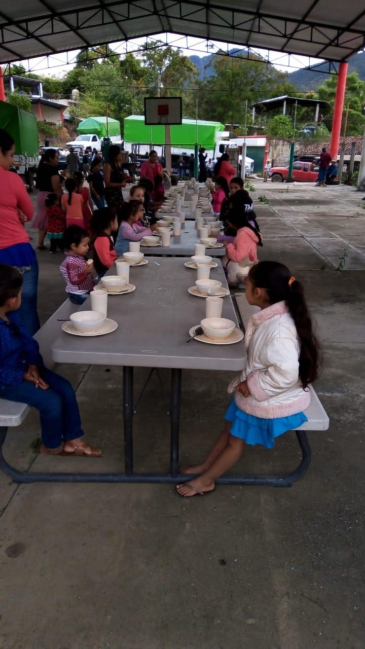 Hoy llegaron al municipio de Zihuatanejo unidades del DIF-Guerrero y la Secretaría de Protección Civil. (Rogelio Agustín)
