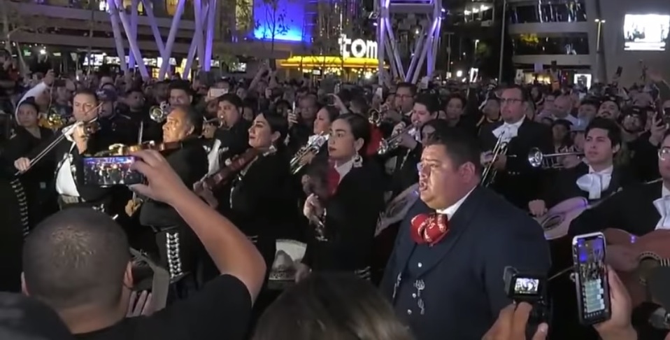 Mariachi cantan Amor Eterno en honor a Kobe Bryant en el Staples Center (YouTube ABC7)