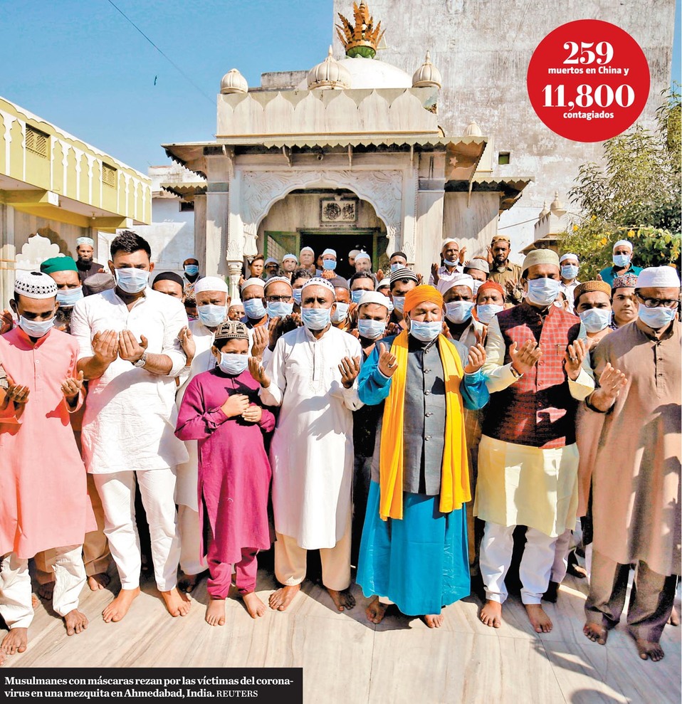 Musulmanes con máscaras rezan por las víctimas del coronavirus en una mezquita en Ahmedabad, India. (Reuters)