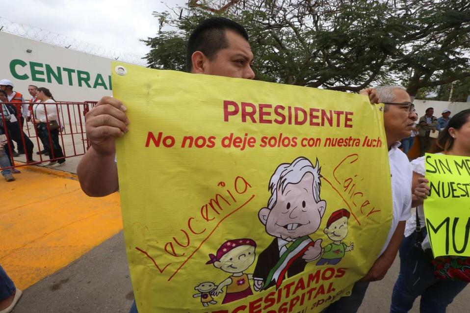 Protestan por falta de medicamentos oncológicos en Yucatán. (Jorge Carballo)