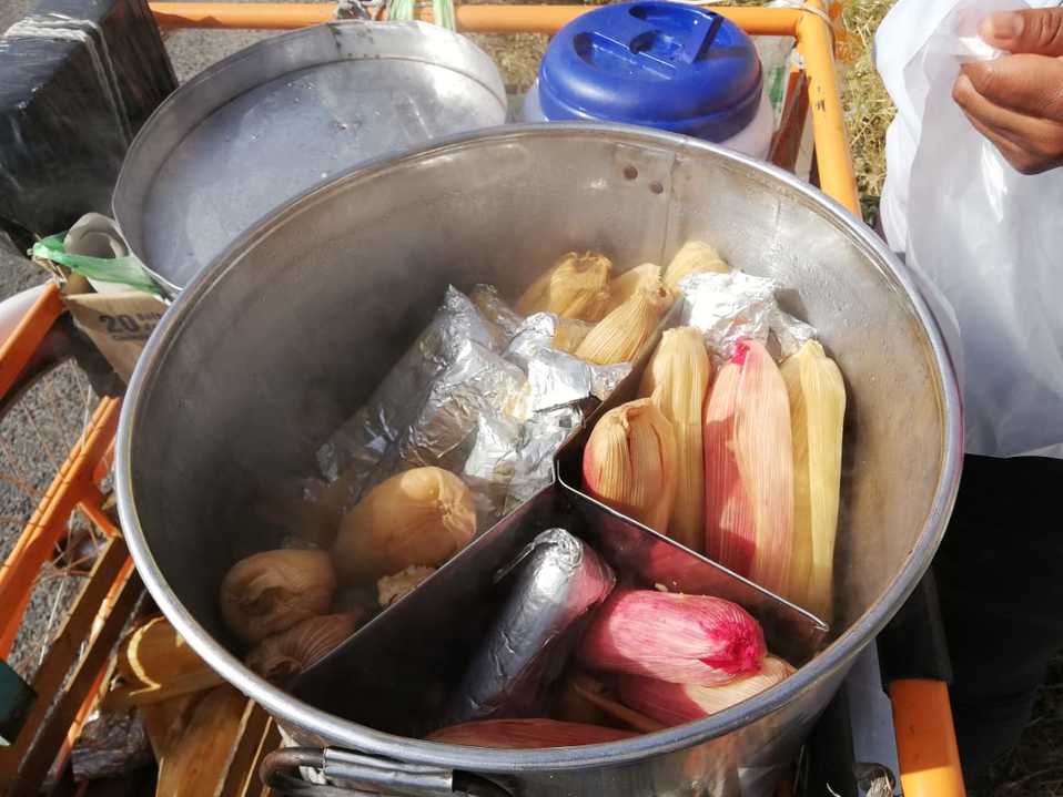 Los tamaleros que ocupan un triciclo para distribuir el alimento, esperan colocar entre 500 y mil unidades de diferentes tipos. (Jaime Zambrano)