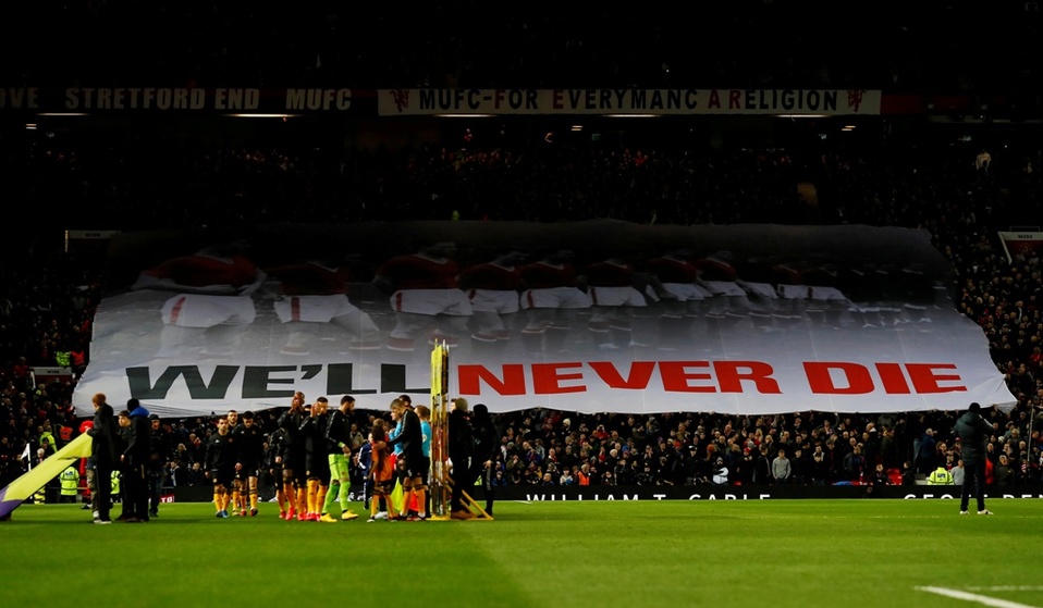 Tifo desplegado en honor a las víctimas del accidente aéreo (Reuters)