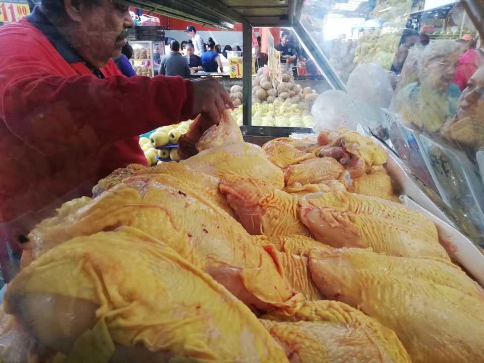 Venta de pollo en la Central de Abasto. (Elizabeth Hernández)