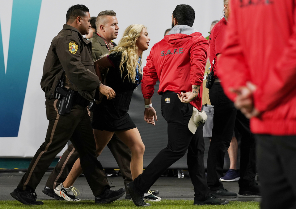 Una aficionada intentó invadir el campo del Super Bowl (Reuters)