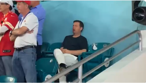 Aficionado se queda dormido en el Super Bowl (Especial)