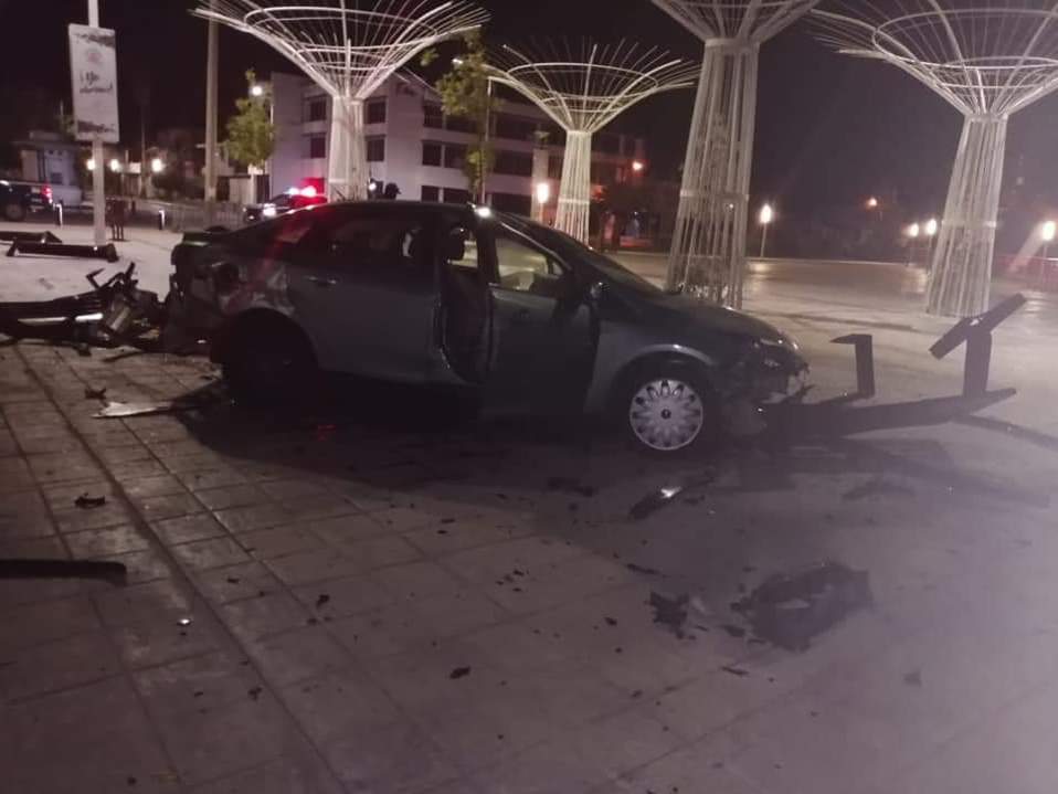 Automóvil destruye mobiliario del Correcaminos. (Hazel Torres)