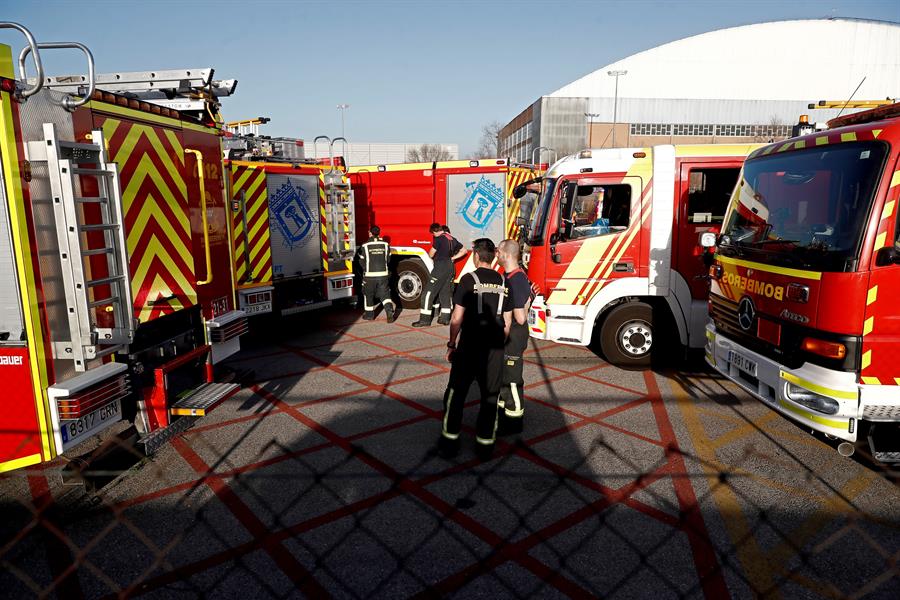 Bomberos esperan avión de Air Canada en el aeropuerto de Madrid Barajas (EFE)