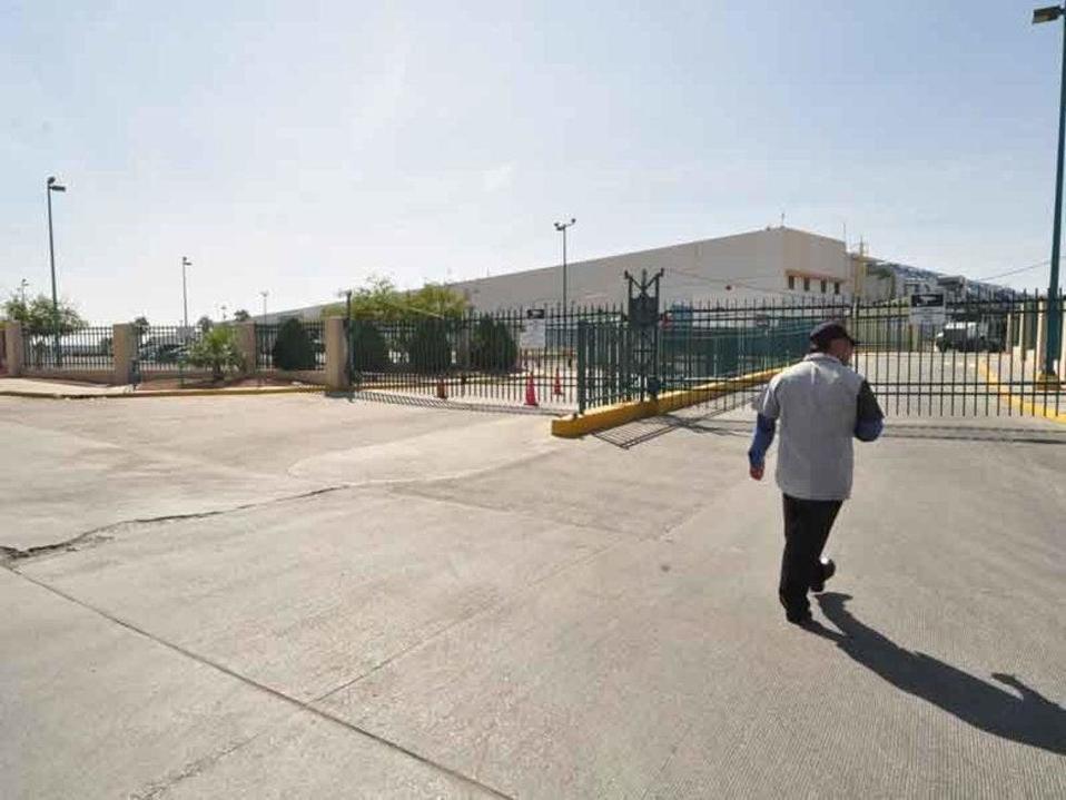 Los ciudadanos chinos permanecen dentro del complejo industrial. (Norma Ponce)