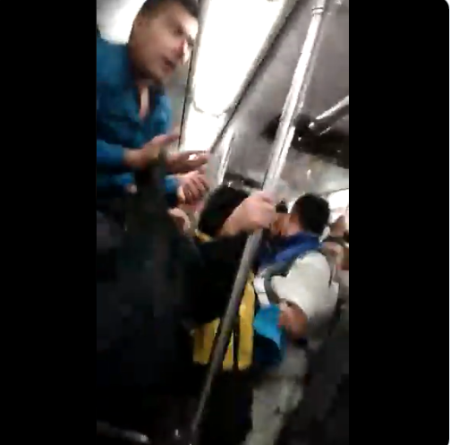 El hombre terminó golpeado al interior de un tren de la Línea 3. (Captura de video)