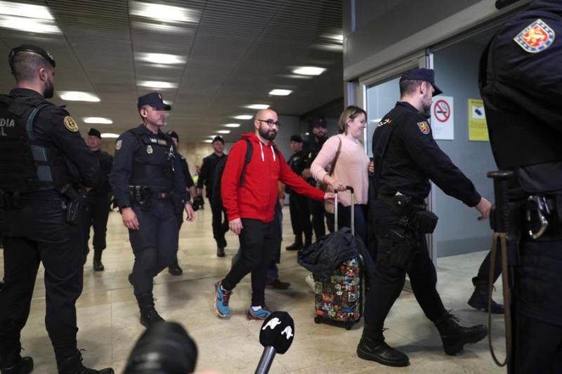 Los pasajeros no les fue permitido hacre declaraciones. (EFE)