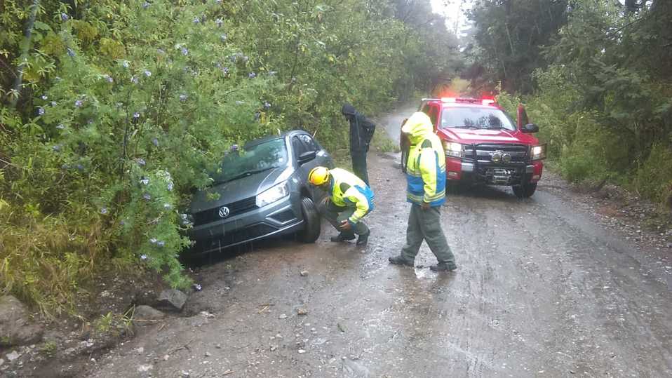 Esta mañana un auto derrapó en la brecha el milanés al intentar subir al parque. (Cortesía)