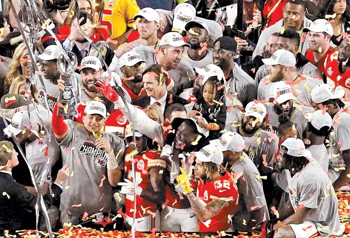 Patrick Mahomes levanta el trofeo del Super Bowl LIV. AP