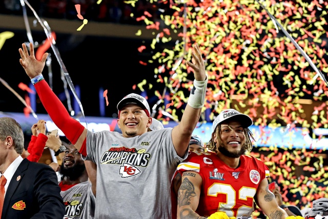 Patrick Mahomes y Tyrann Mathieu (32) celebran el Super Bowl LIV (Reuters)