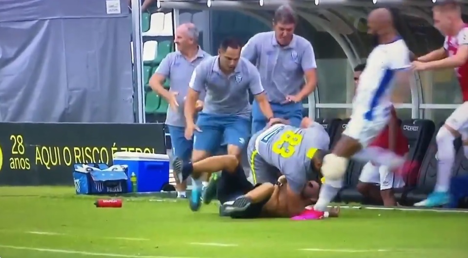 Un jugador pateó en la cabeza a un aficionado (Especial)