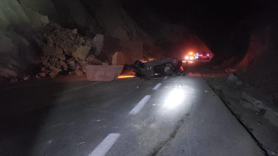 Debido al derrumbe un auto que circulaba por ahí quedó volcado. (Óscar Rodríguez)