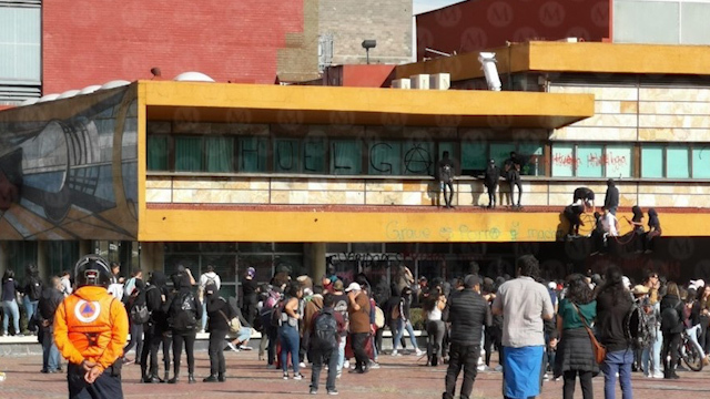 Encapuchados vandalizan Rectoría tras marcha