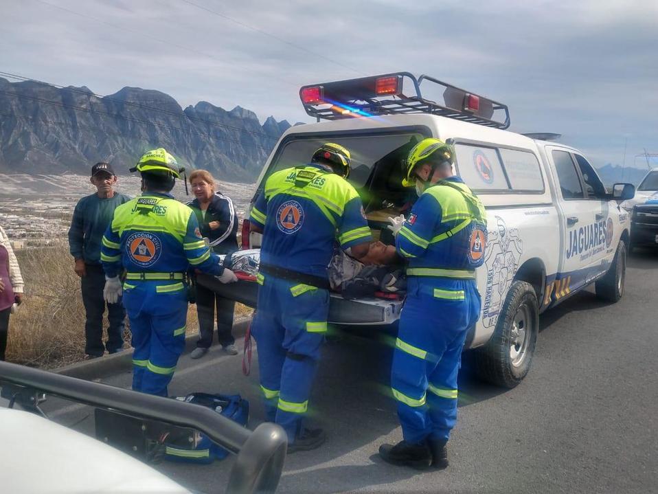 El equipo de Protección Civil Jaguares de Santa Catarina comenzó las labores tras el reporte. (Foto: Especial)
