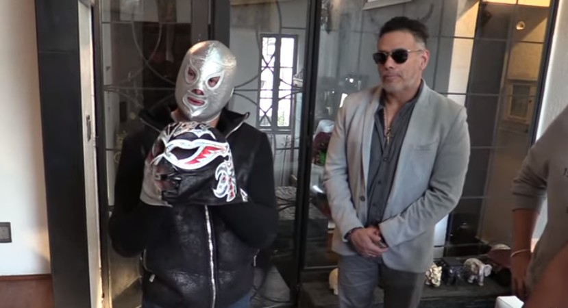 Hijo del Santo entrega pertenencias a Dr Wagner (Especial)