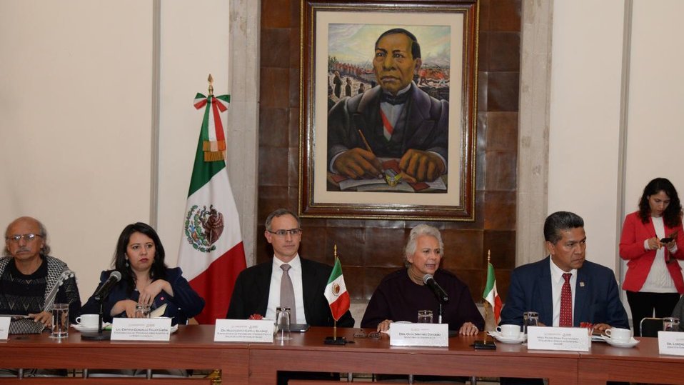 Hugo López-Gatell y Olga Sánchez Cordero en reunión con los padres (@M_OlgaSCordero)