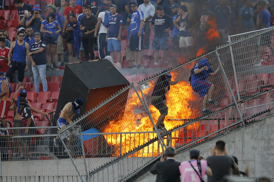 Inciendios durante partidos en Chile (AFP)