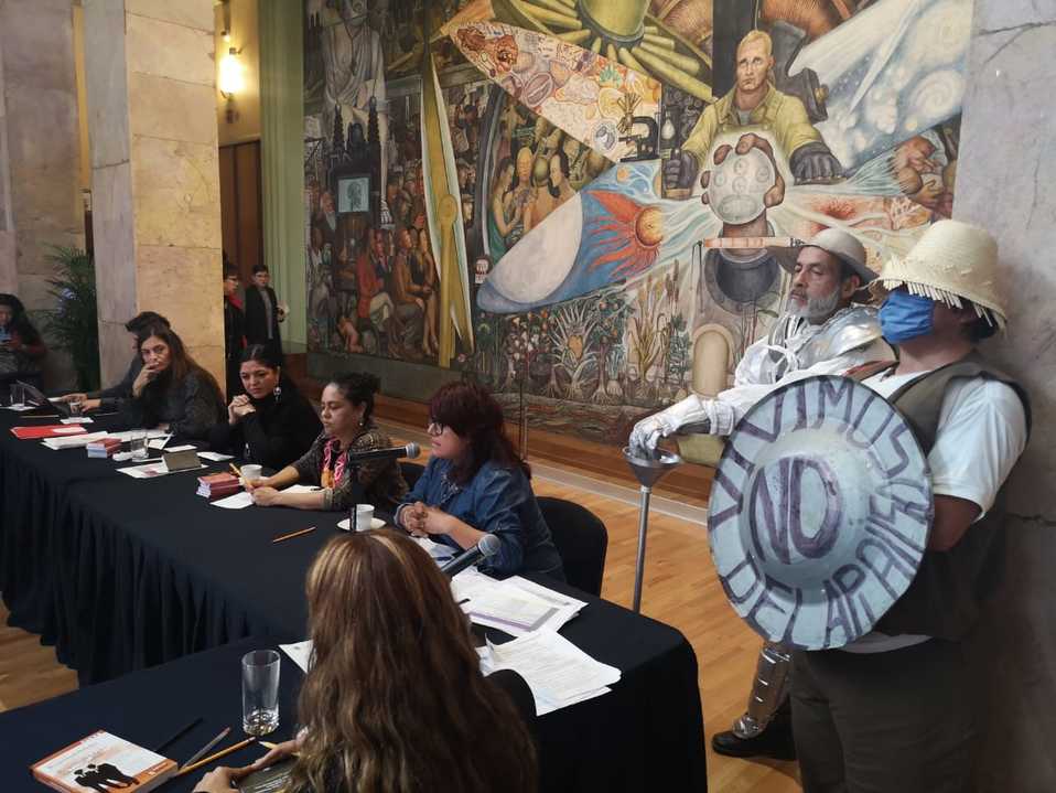 Al lugar llegaron Don Quijote y su fiel escudero Sancho Panza quien en su escudo llevaba escrita la consigna "No vivimos del aplauso". (Leticia Sánche