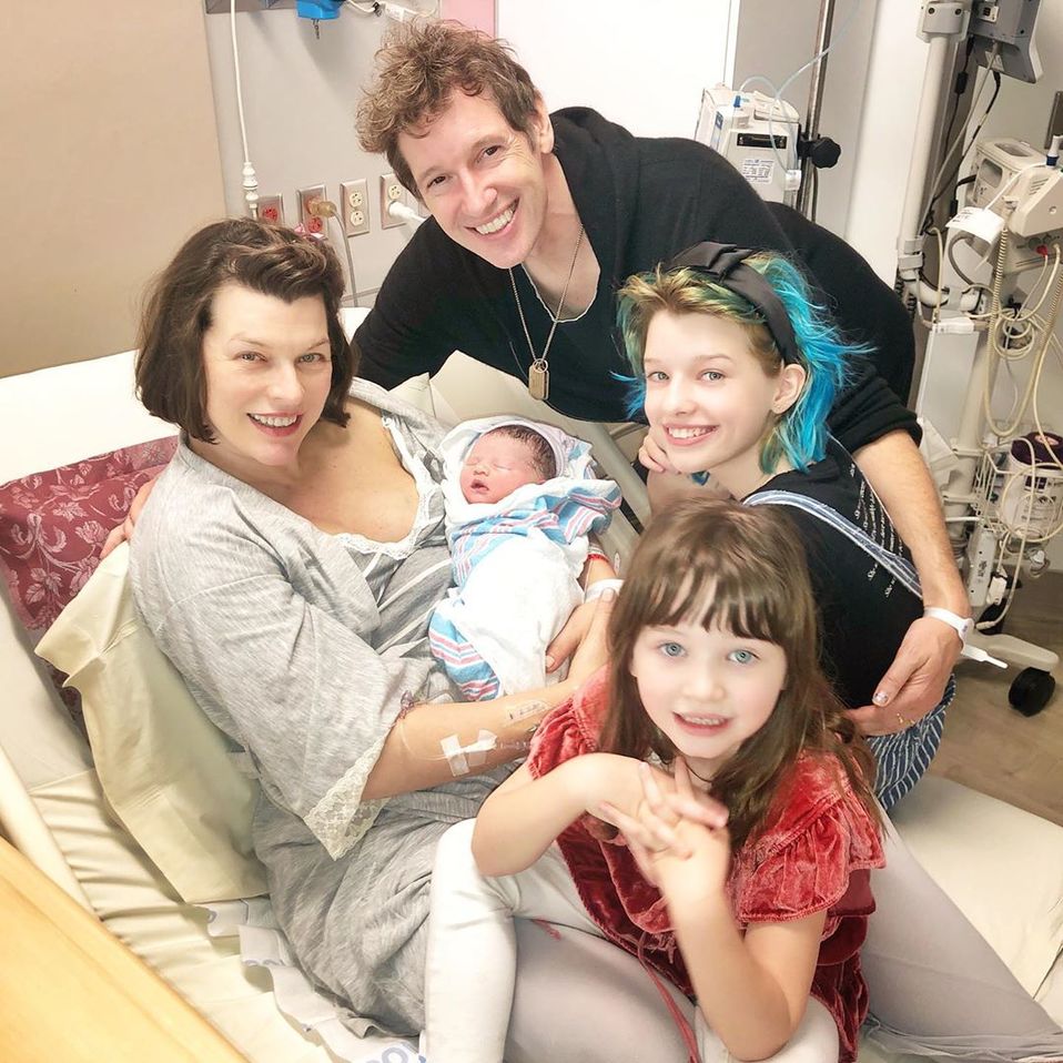 Milla Jovovich presenta oficialmente a su tercera hija (Instagram).