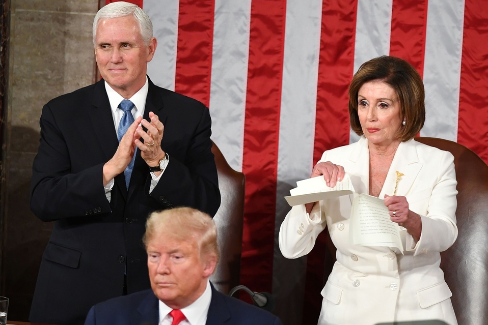 Nancy Pelosi rompió su copia del discurso de Trump sobre el Estado de la Unión. (AFP)