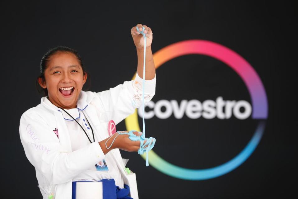 Niñas rompen estereotipos y se acercan a la ciencia (Especial).