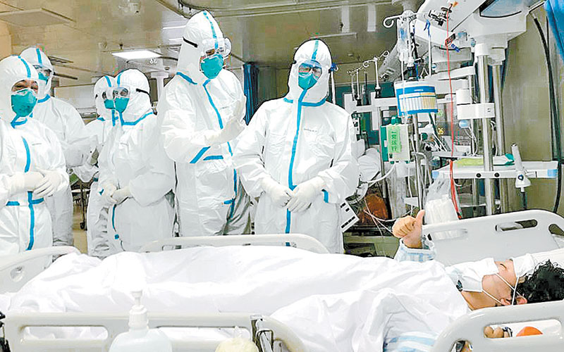Personal médico de las fuerzas armadas se encarga de atender a los pacientes. (Especial)